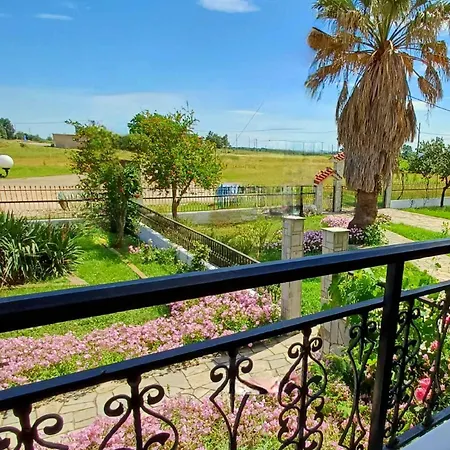 With 3 Bedrooms Apartment *